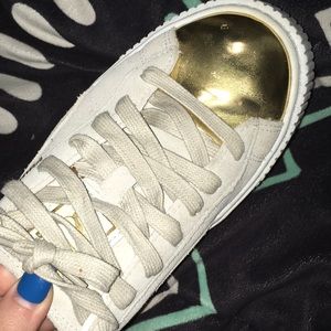 I am selling platform Pumas.